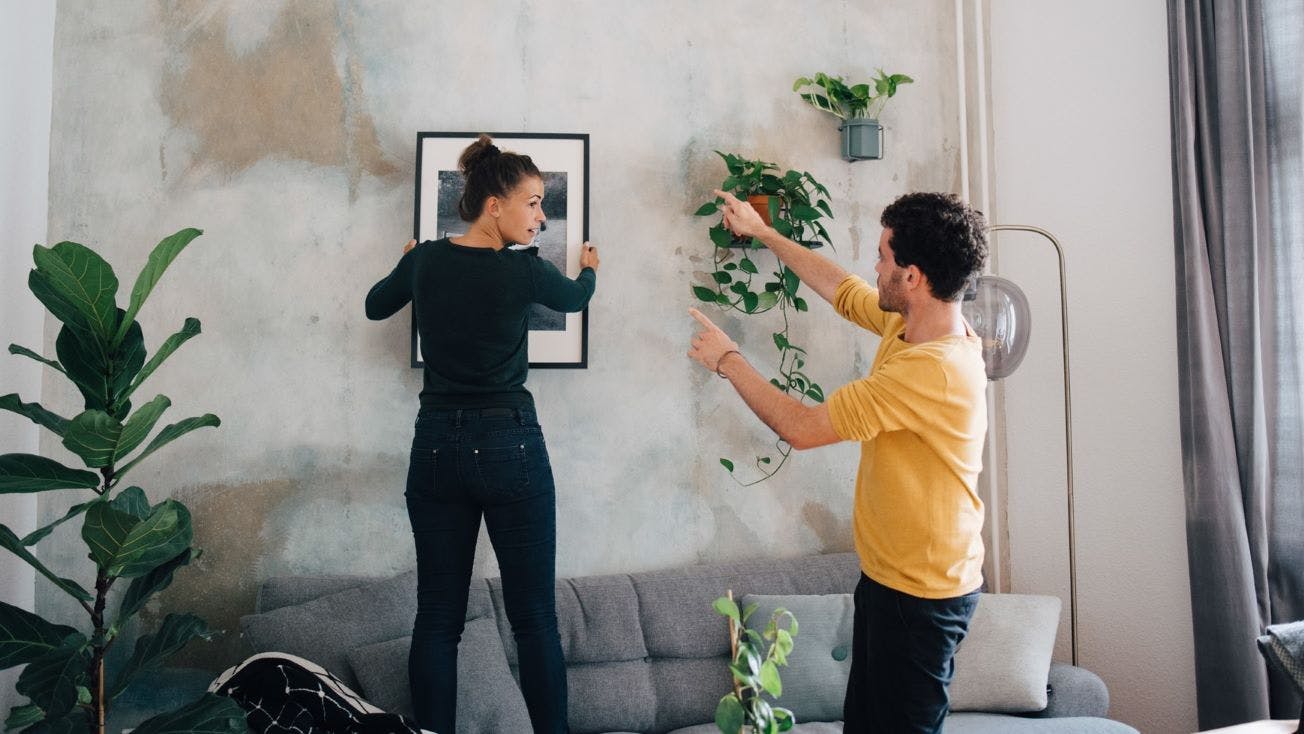 Erste Wohnung als Paar: Tipps zur Kostenteilung